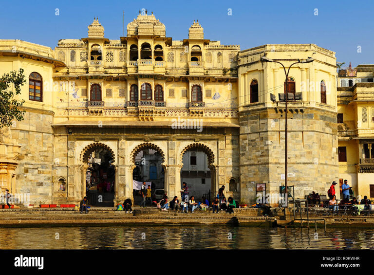 gate gangaur ghat at lake pichola udaipur rajasthan india R0KWHR 768x565